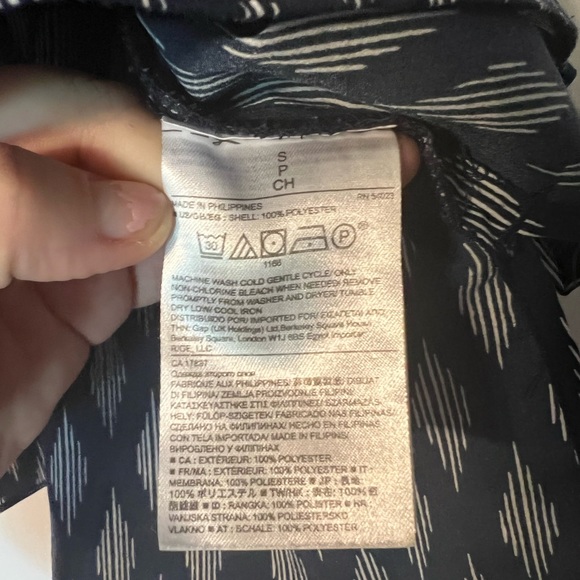 NWOT banana republic top blouse small geometric navy white tie vneck slit sleeve - Picture 6 of 9